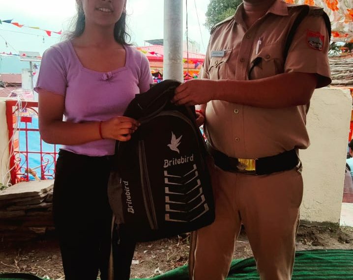 अल्मोड़ा पुलिस ने माँ नंदा देवी मेले में आयी युवती के गुम हुए बैग को तलाश लौटाई युवती के उदास चेहरे पर खुशी