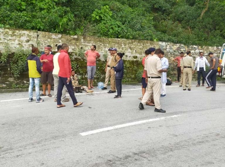 चंपावत में आईटीबीपी की बस हुए सड़क हादसे का शिकार