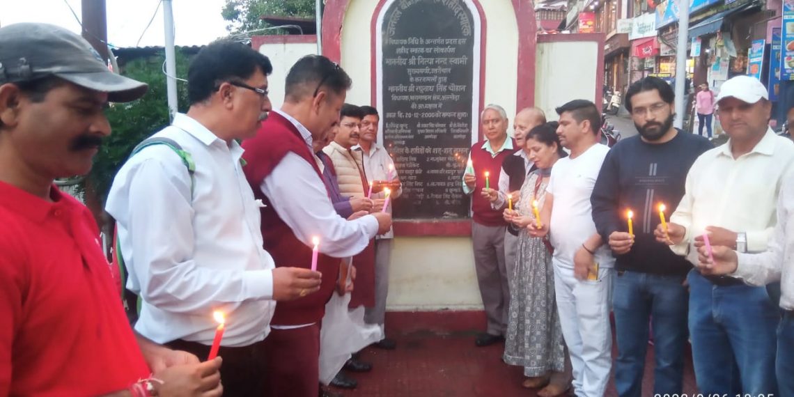 बीसी जोशी शहीद पार्क में मोमबत्ती जलाकर अंकिता भंडारी को दी गई श्रद्धांजलि -रौतेला