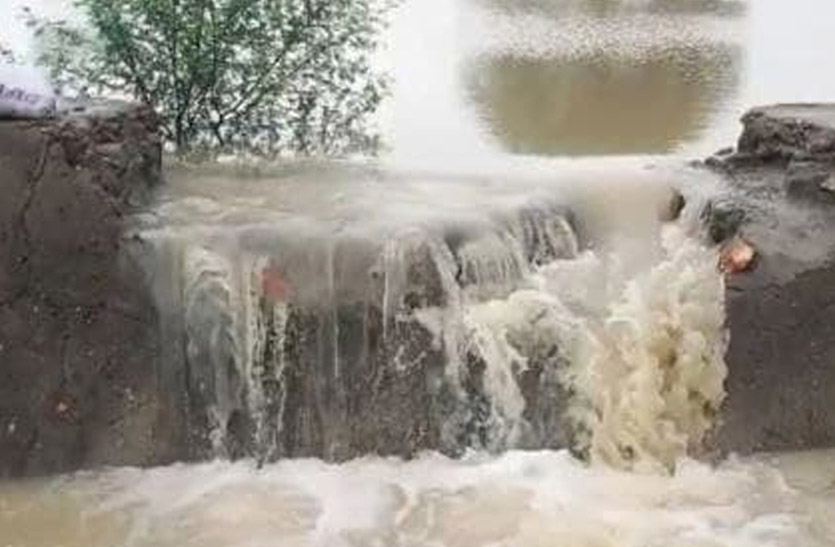 पानी के तेज बहाव में बहा ग्रामीण हुई मौत