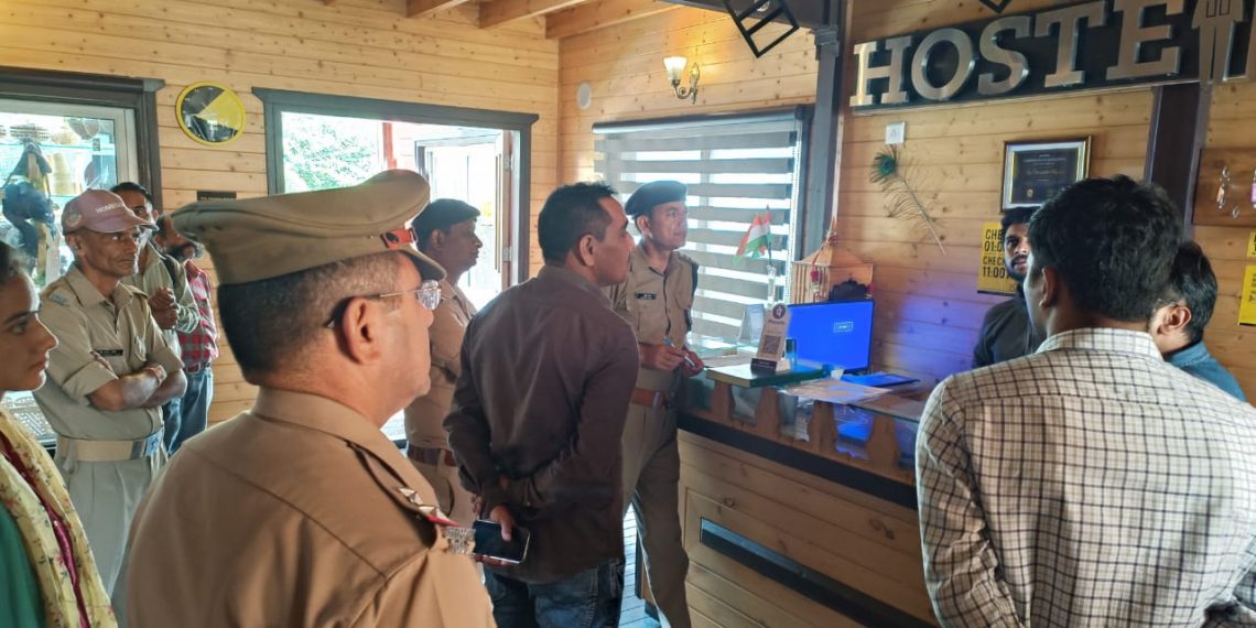 पुलिस की ताबड़तोड़ कार्यवाही में 35 होटलों/रिसार्ट/ होमस्टे/ स्पा सेंटरों में मिली अनियमितताएं हुई कार्रवाई