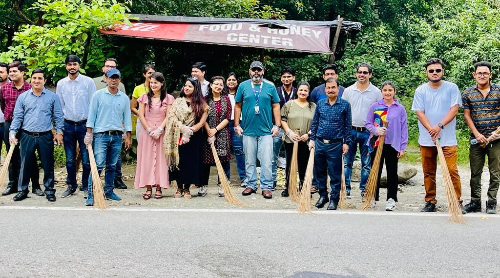 एसबीआई पदाधिकारियों ने चलाया स्वच्छता अभियान