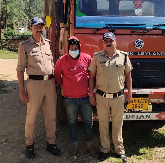 300 टिन अवैध लीसा के साथ कीमत नौ लाख रुपए तस्कर आया पुलिस की गिरफ्त में