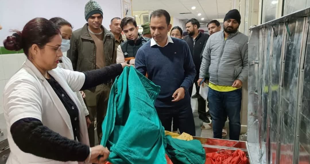 जिलाधिकारी ने नेत्र रोग,दंत चिकित्सा,बाल रोग,स्त्री रोग,अस्थि रोग विशेषज्ञ,फिजिशियन,सर्जन,एक्सरे,अल्ट्रासाउंड,सीटी स्कैन,प्लास्टर आदि कक्षों का निरीक्षण किया