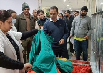 जिलाधिकारी ने नेत्र रोग,दंत चिकित्सा,बाल रोग,स्त्री रोग,अस्थि रोग विशेषज्ञ,फिजिशियन,सर्जन,एक्सरे,अल्ट्रासाउंड,सीटी स्कैन,प्लास्टर आदि कक्षों का निरीक्षण किया