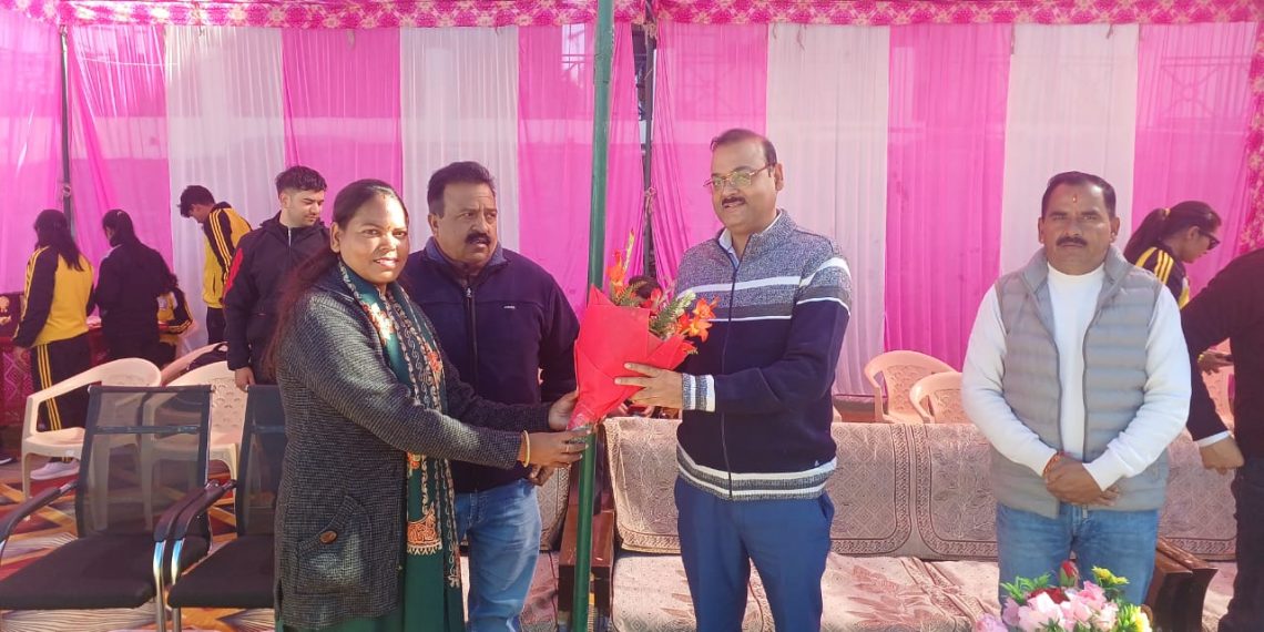 जिलाधिकारी आलोक कुमार पांडेय द्वारा मंडल स्तरीय क्रिकेट प्रतियोगिता का किया गया शुभारंभ