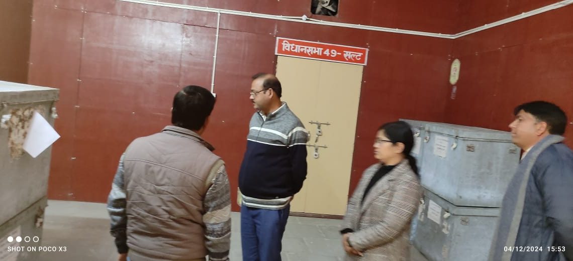 जिलाधिकारी/जिला निर्वाचन अधिकारी आलोक कुमार पांडेय ने आज स्यालीधार स्थित ईवीएम/वीवीपीएटी वेयर हाउस का निरीक्षण किया