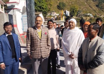 जिला अधिकारी ने कर्कटेश्वर महादेव मंदिर में मत्था टेका तथा स्वामी विवेकानंद जी के ध्यान स्थल का भ्रमण किया