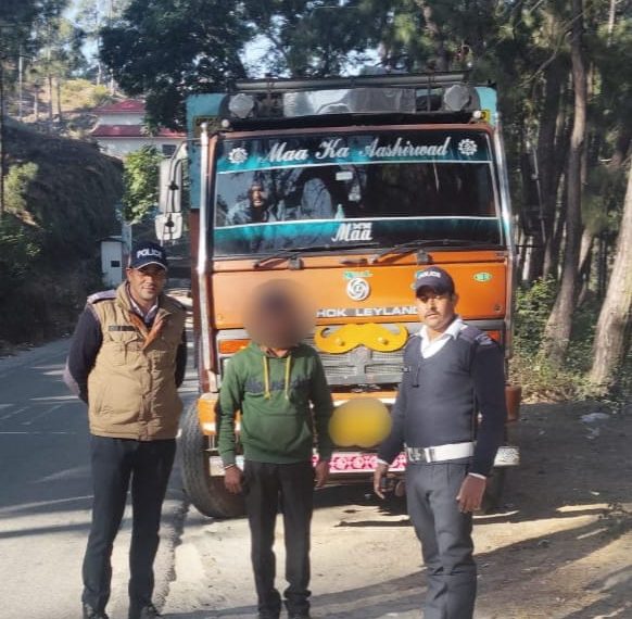 शराब के नशे में ट्रक दौड़ा रहा चालक आया इंटरसेप्टर की सतर्क चेकिंग की चपेट में, हुआ गिरफ्तार ट्रक सीज