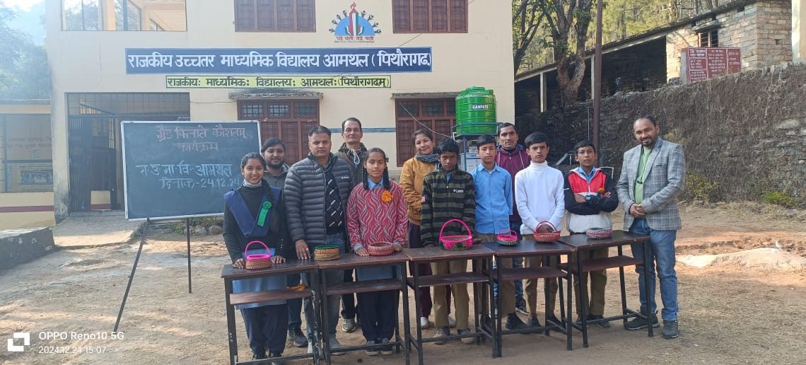 मुस्कान, लक्ष्मी व मनीषा को सर्वश्रेष्ठ प्रदर्शन के लिए विद्यालय के प्रधानाचार्य आनन्द स्वरूप ने सम्मानित किया