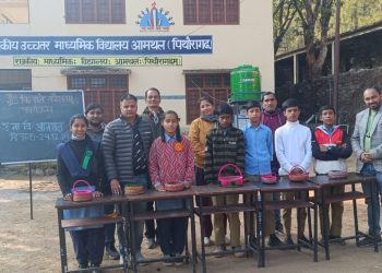 मुस्कान, लक्ष्मी व मनीषा को सर्वश्रेष्ठ प्रदर्शन के लिए विद्यालय के प्रधानाचार्य आनन्द स्वरूप ने सम्मानित किया