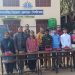 मुस्कान, लक्ष्मी व मनीषा को सर्वश्रेष्ठ प्रदर्शन के लिए विद्यालय के प्रधानाचार्य आनन्द स्वरूप ने सम्मानित किया