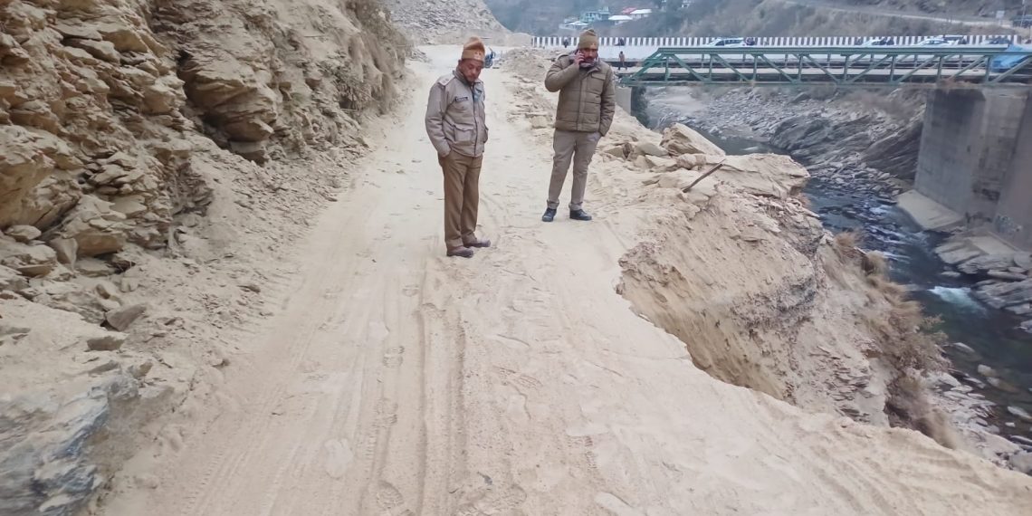 क्वारब हाइवे का संवेदनशील हिस्सा नदी में समा गया छोटे वाहनों के लिए रोड हुई बंद