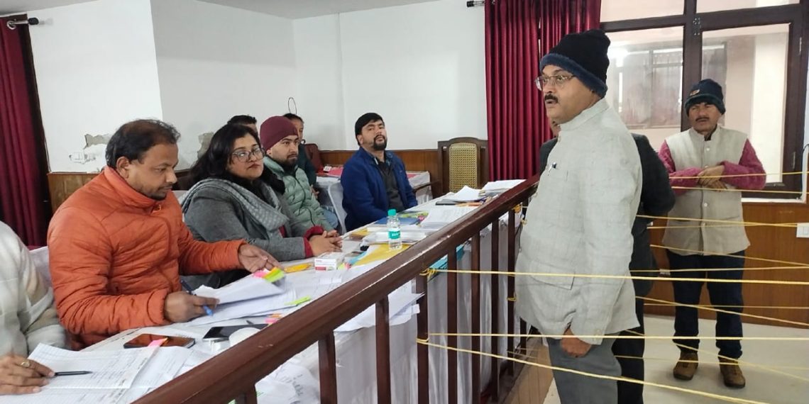 जिलाधिकारी/जिला निर्वाचन अधिकारी आलोक कुमार पांडेय ने अल्मोड़ा के मेयर एवं पार्षदों के लिए बनाए गए नामांकन कक्षों का निरीक्षण किया