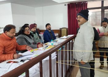 जिलाधिकारी/जिला निर्वाचन अधिकारी आलोक कुमार पांडेय ने अल्मोड़ा के मेयर एवं पार्षदों के लिए बनाए गए नामांकन कक्षों का निरीक्षण किया