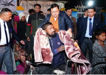 सीएम पुष्कर सिंह धामी ने बेघर लोगों, मलिन बस्तियों में रहने वाले लोगों को सर्दी से बचाव हेतु कंबल वितरित किए