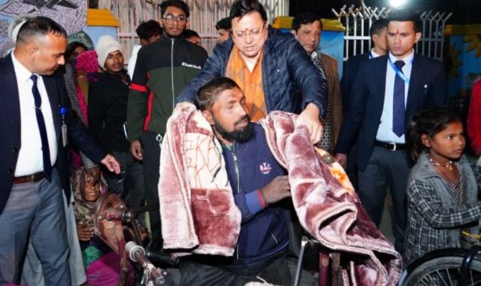 सीएम पुष्कर सिंह धामी ने बेघर लोगों, मलिन बस्तियों में रहने वाले लोगों को सर्दी से बचाव हेतु कंबल वितरित किए