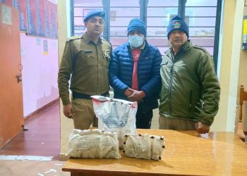 फास्ट फूड रेस्टोरेंट में परोस रहा था अवैध शराब लमगड़ा पुलिस ने रंगे हाथ दबोचा