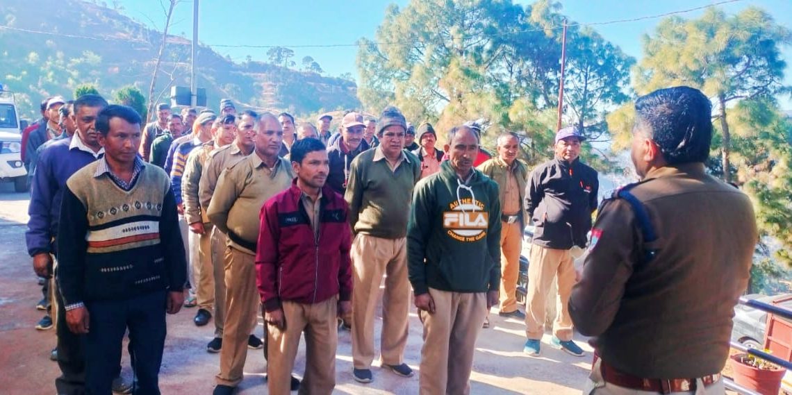 थानाध्यक्ष सल्ट ने ग्राम प्रहरियों की मीटिंग लेकर दिये आवश्यक दिशा-निर्देश   