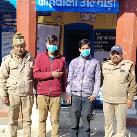 पुलिस ने चार लाख से अधिक कीमत की स्मैक के साथ तस्करों को दबोचा