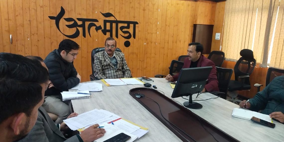 जिलाधिकारी आलोक कुमार पांडेय की अध्यक्षता में कलेक्ट्रेट के वीसी कक्ष में एक बैठक आयोजित हुई