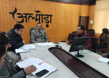 जिलाधिकारी आलोक कुमार पांडेय की अध्यक्षता में कलेक्ट्रेट के वीसी कक्ष में एक बैठक आयोजित हुई