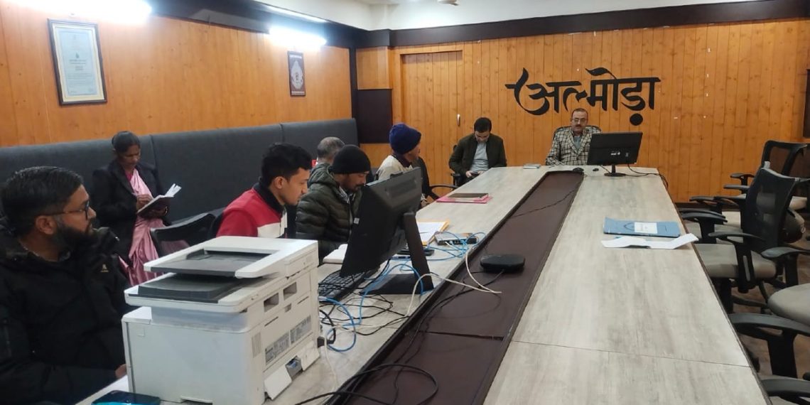 स्थानीय निकाय सामान्य निर्वाचन 2025 के सफल संपादन हेतु आज मतगणना कार्मिकों का रेंडमाइजेशन जिलाधिकारी आलोक कुमार पांडेय की देख रेख में कलेक्ट्रेट के वीसी कक्ष में हुआ