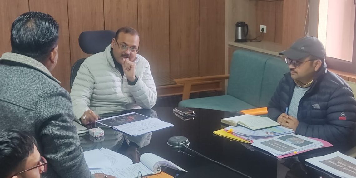 जिलाधिकारी ने एक महत्वपूर्ण बैठक में जनपद के अंतर्गत ‘‘मेरा गांव मेरी सड़क’’ योजना के तहत चल रहे सड़क निर्माण कार्यों की समीक्षा की