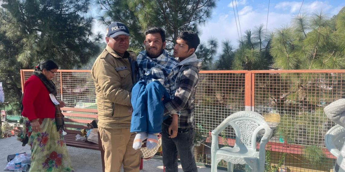 देखिए पुलिस की दरियादिली चुनाव के दौरान दिव्यांगो और बुजुर्गो की करी मदद