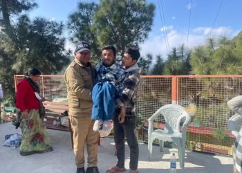 देखिए पुलिस की दरियादिली चुनाव के दौरान दिव्यांगो और बुजुर्गो की करी मदद