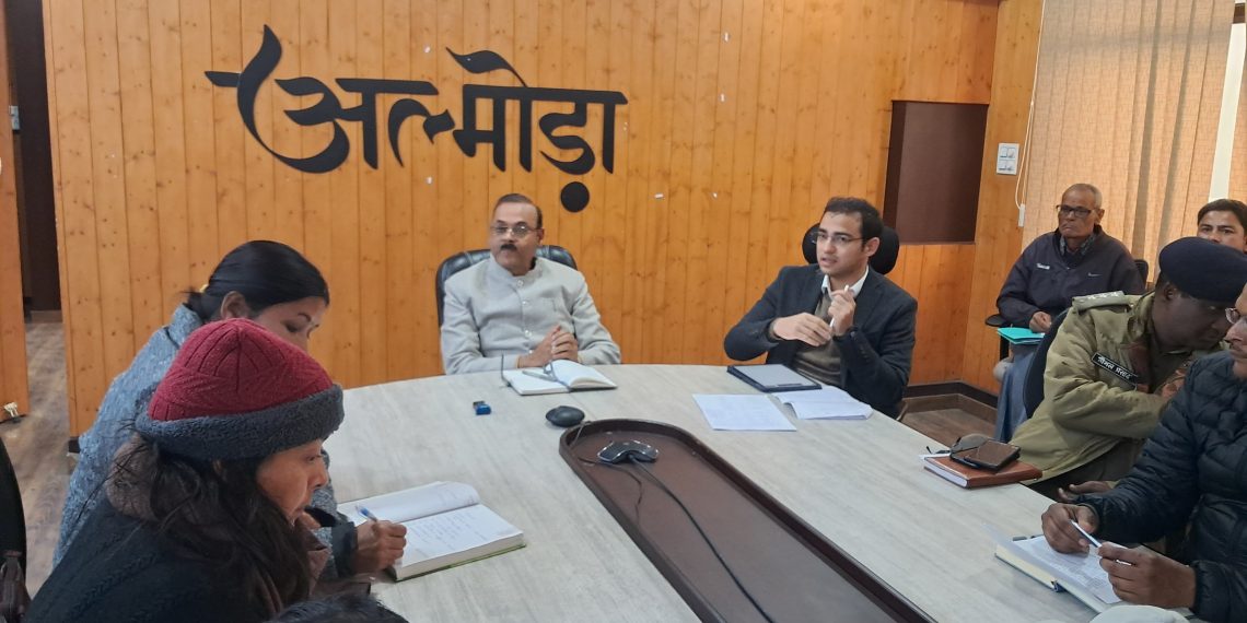 जिलाधिकारी आलोक कुमार पांडेय ने राष्ट्रीय खेलों के अंतर्गत जनपद अल्मोड़ा में आयोजित होने वाली योगासन प्रतियोगिताओं की तैयारियों के संबंध में बैठक ली