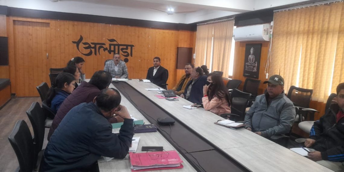 जिला गंगा सुरक्षा समिति की बैठक विगत दिवस कलेक्ट्रेट सभागार में जिलाधिकारी आलोक कुमार पाण्डेय की अध्यक्षता में सम्पन्न हुई