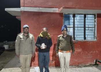 अवैध शराब के साथ एक तस्कर को पुलिस ने किया गिरफतार