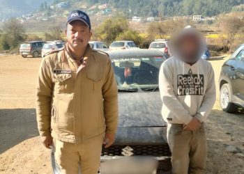 शराब के नशे में दौड़ा रहा था स्विफ्ट कार आया पुलिस की गिरफ्त में