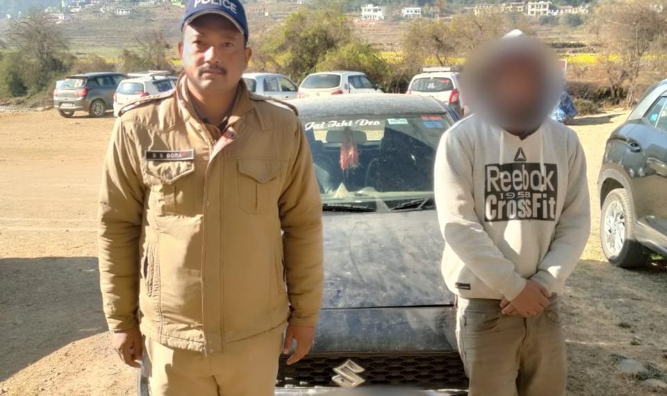 शराब के नशे में दौड़ा रहा था स्विफ्ट कार आया पुलिस की गिरफ्त में