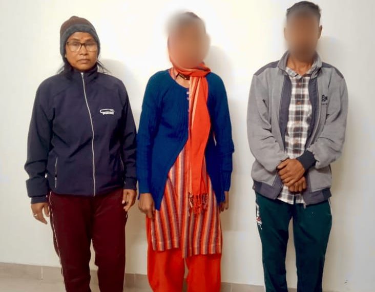 नाराज होकर घर से निकली महिला को पुलिस ने शकुशल परिजनों को किया सुपुर्द