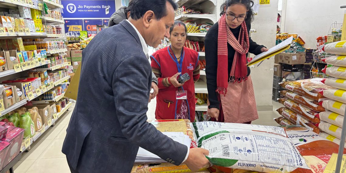 होली पर्व पूर्व जिला प्रशासन अल्मोड़ा द्वारा खाद्य एव डेयरी प्रतिष्ठानों में की गई सैंपलिंग कार्यवाही