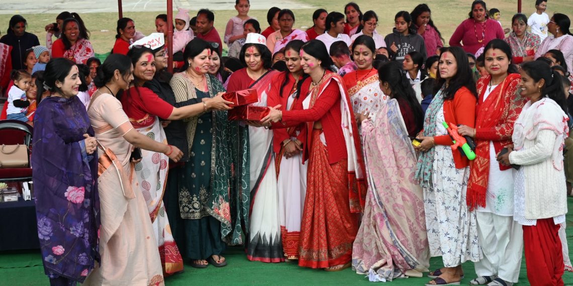 पुलिस लाईन अल्मोड़ा में मची होली की धूम,