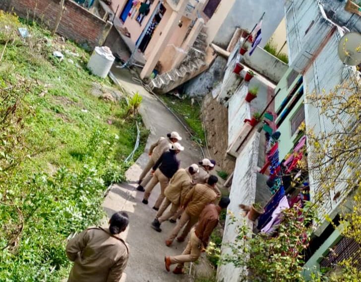 बिना सत्यापन किरायेदार रखने पर कोतवाली अल्मोड़ा ने 05 भवन स्वामियों का 25,000 का किया चालान