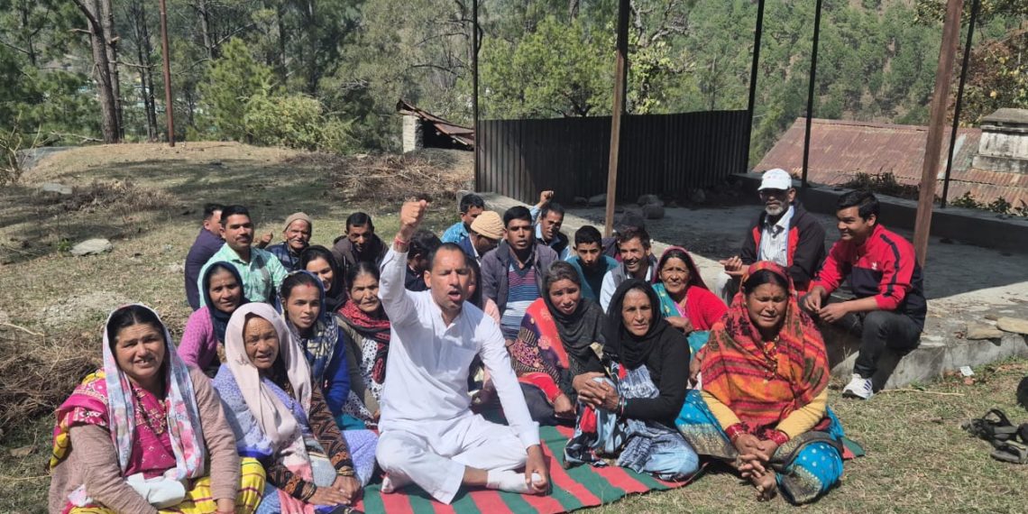 करायल से जमराडी टकूरा थलाडी तुषराड को जाने वाली सड़क की दयनीय स्थिति की बीते दस सालों से कोई सुनवाई नहीं पूर्व दर्जा मंत्री पनेरू ने भरी हुंकार