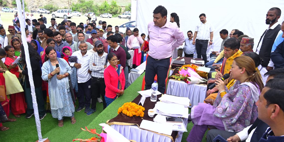 बहुउद्देशीय एवं चिकित्सा शिविर कैबिनेट मंत्री रेखा की अध्यक्षता में सोमनाथ मैदान सोमेश्वर में आयोजित हुआ