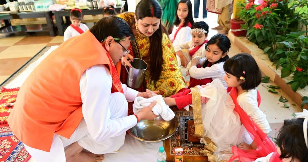 सीएम पुष्कर सिंह धामी ने श्रद्धा और भक्ति से किया कन्या पूजन एवं प्रदेश वासियों को दी शुभकामनाएं