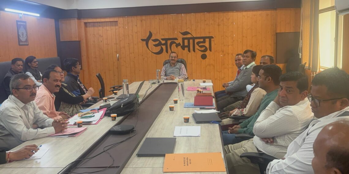 तकनीकी शिक्षा के संबंध में संस्थानों के अधिकारियों के साथ आज जिलाधिकारी आलोक कुमार पांडेय ने बैठक कर समीक्षा की