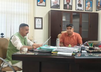 पूर्व दर्जा मंत्री भाजपा नेता बिट्टू कर्नाटक ने की मेडिकल कालेज के प्राचार्य से वार्ता, मेडिकल कालेज में सुविधाएं बढ़ाने पर दिया जोर