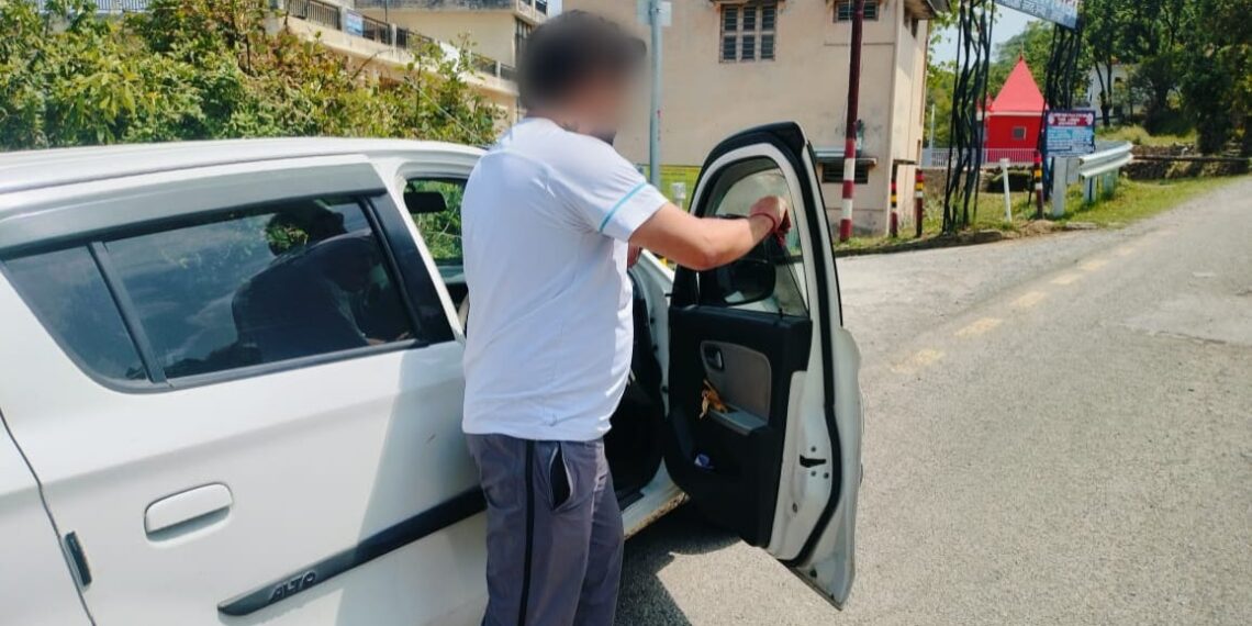 कार के शीशों में काली फिल्म लगाने वाले चालक पर कार्यवाही