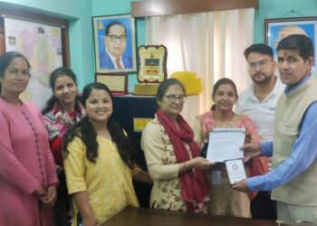 नगर निगम के पार्षदों ने आज मंगलवार को नगर निगम महापौर अजय वर्मा को एक ज्ञापन सौंपा