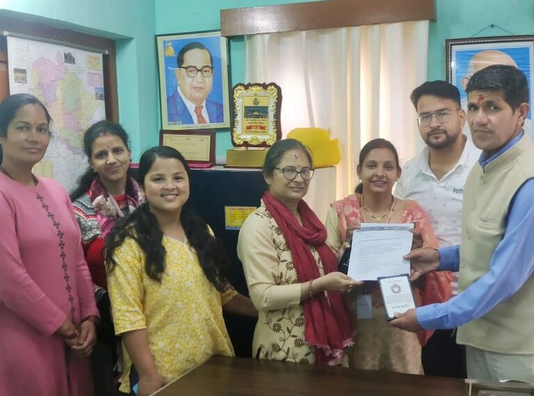 नगर निगम के पार्षदों ने आज मंगलवार को नगर निगम महापौर अजय वर्मा को एक ज्ञापन सौंपा