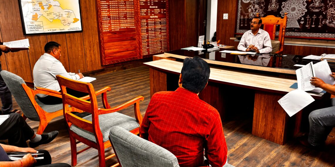 जनपद में चल रहे पार्किंग निर्माण कार्यों के संबंध में जिलाधिकारी आलोक कुमार पांडेय ने समीक्षा बैठक की