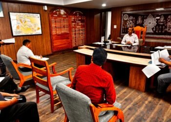 जनपद में चल रहे पार्किंग निर्माण कार्यों के संबंध में जिलाधिकारी आलोक कुमार पांडेय ने समीक्षा बैठक की