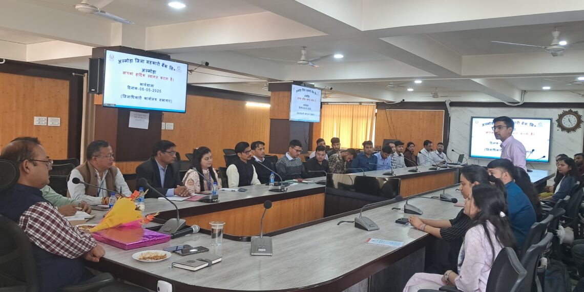 जिलाधिकारी ने जिला सहकारी बैंक अल्मोड़ा के नवनियुक्त कर्मचारियों के साथ की बैठक